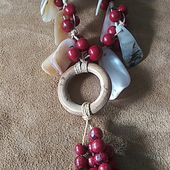 Red Shell Necklace - Picture 3 of 4